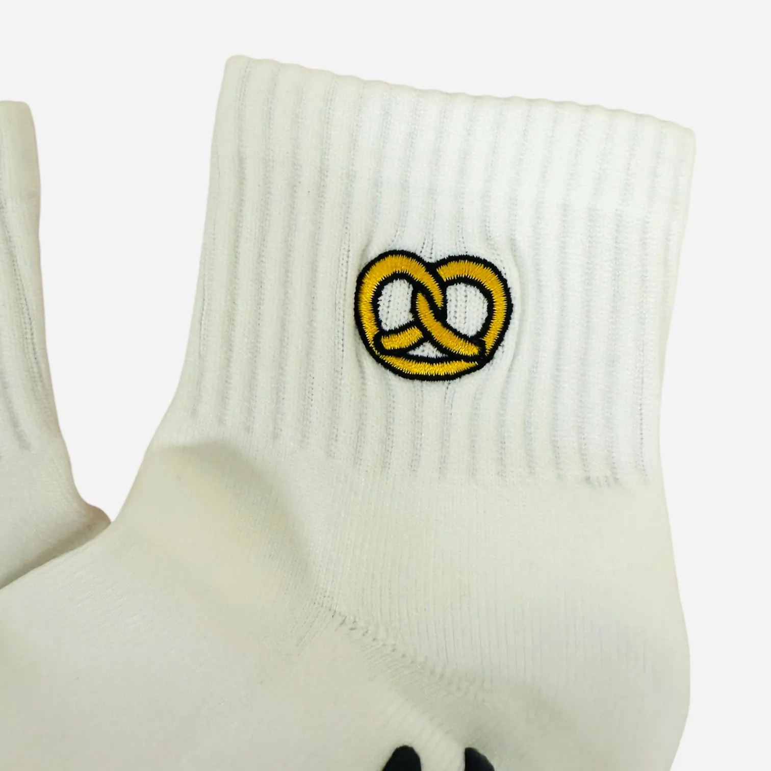 Pretzel - Embroidered Ankle Grip Socks