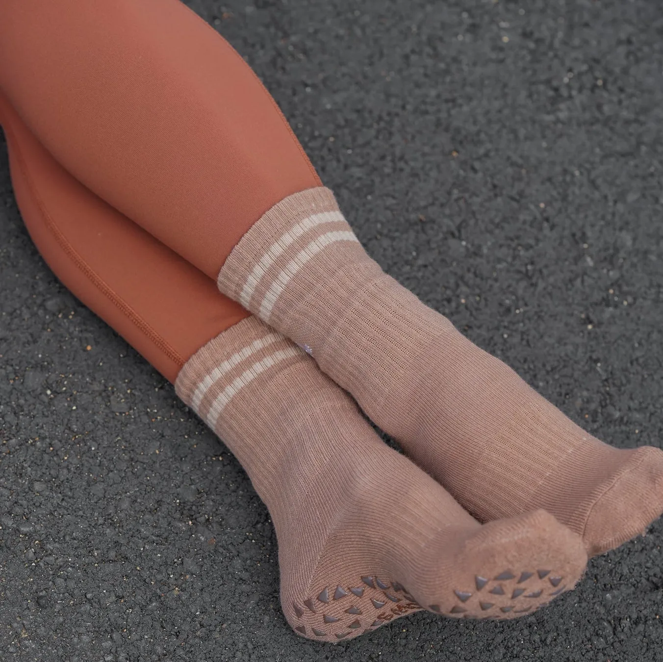 Ro & Arrows Maeve Retro Crew Grip Socks (Barre / Pilates)